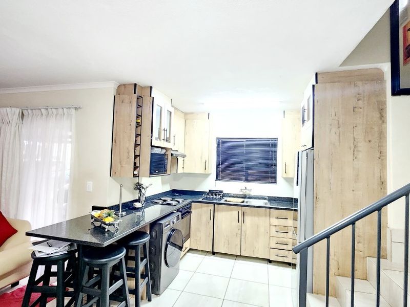 Modern double story house available for rental - Photo 6