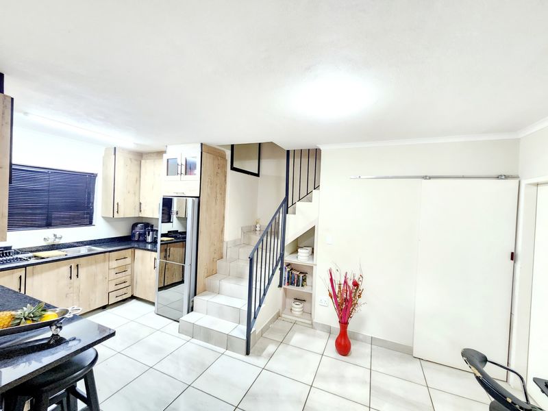 Modern double story house available for rental - Photo 8