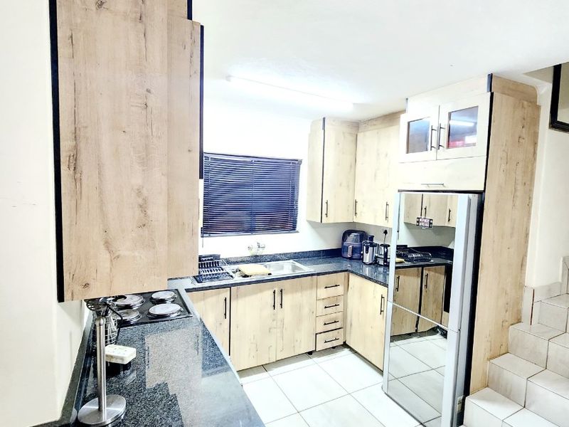 Modern double story house available for rental - Photo 7