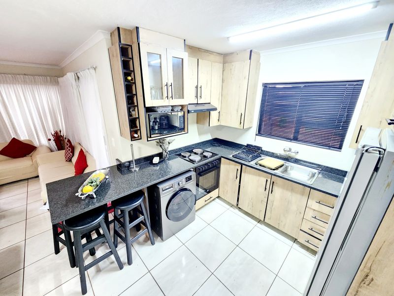 Modern double story house available for rental - Photo 4