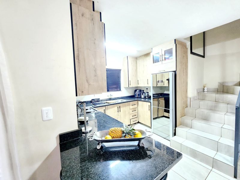 Modern double story house available for rental - Photo 5
