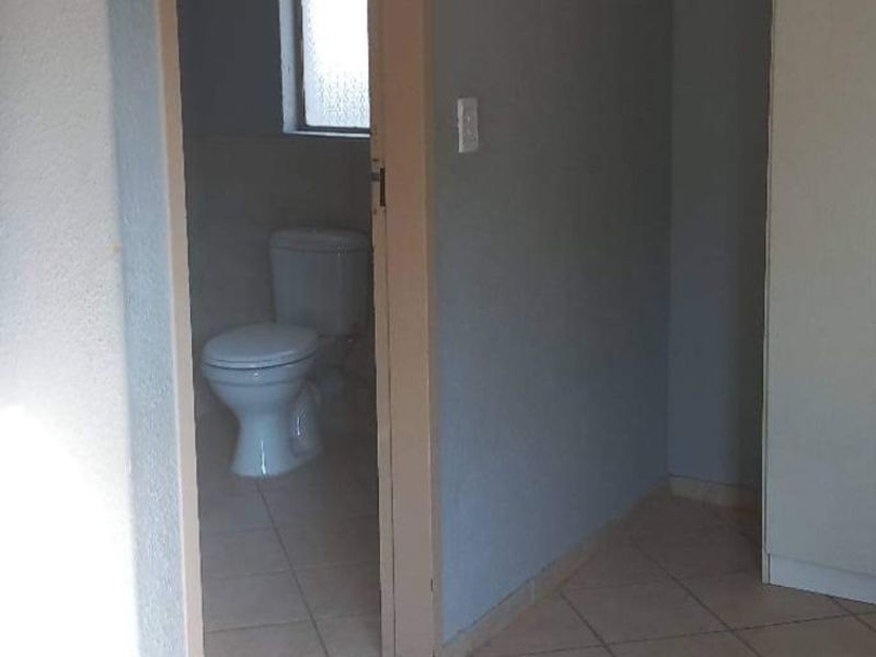 BEAUTIFUL MORDEN BACHELOR AVAILABLE FOR RENTAL IN KARENPARK - Photo 4