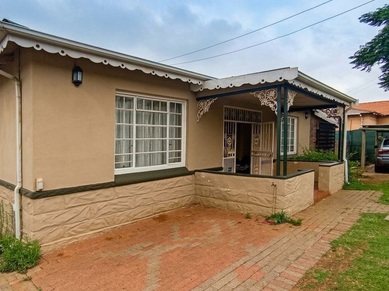 Versatile Family Home with Three Cottages - Photo 1
