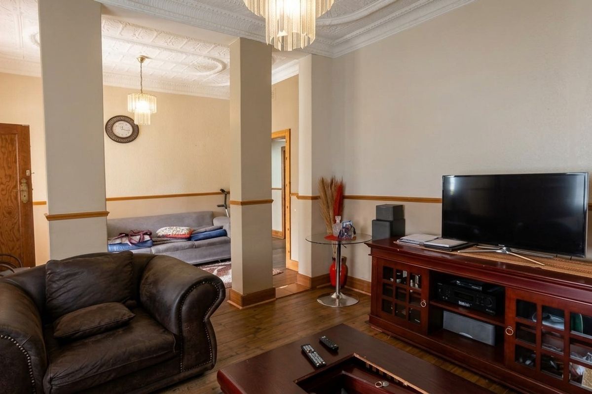 Versatile Family Home with Three Cottages - Photo 4