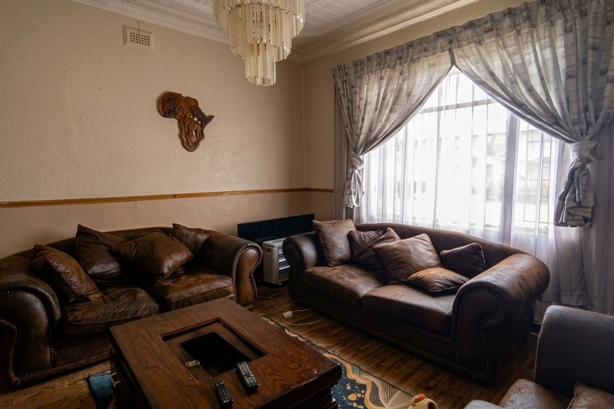 Versatile Family Home with Three Cottages - Photo 3