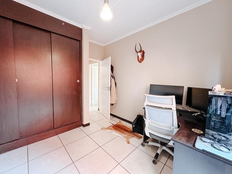 Modern,Secure, Garden Apartment For Sale in Strelitzia, Greenstone Hill Edenvale. - Photo 7