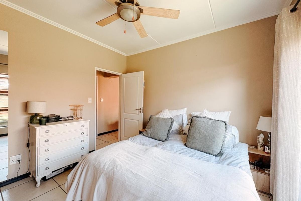 Modern,Secure, Garden Apartment For Sale in Strelitzia, Greenstone Hill Edenvale. - Photo 5