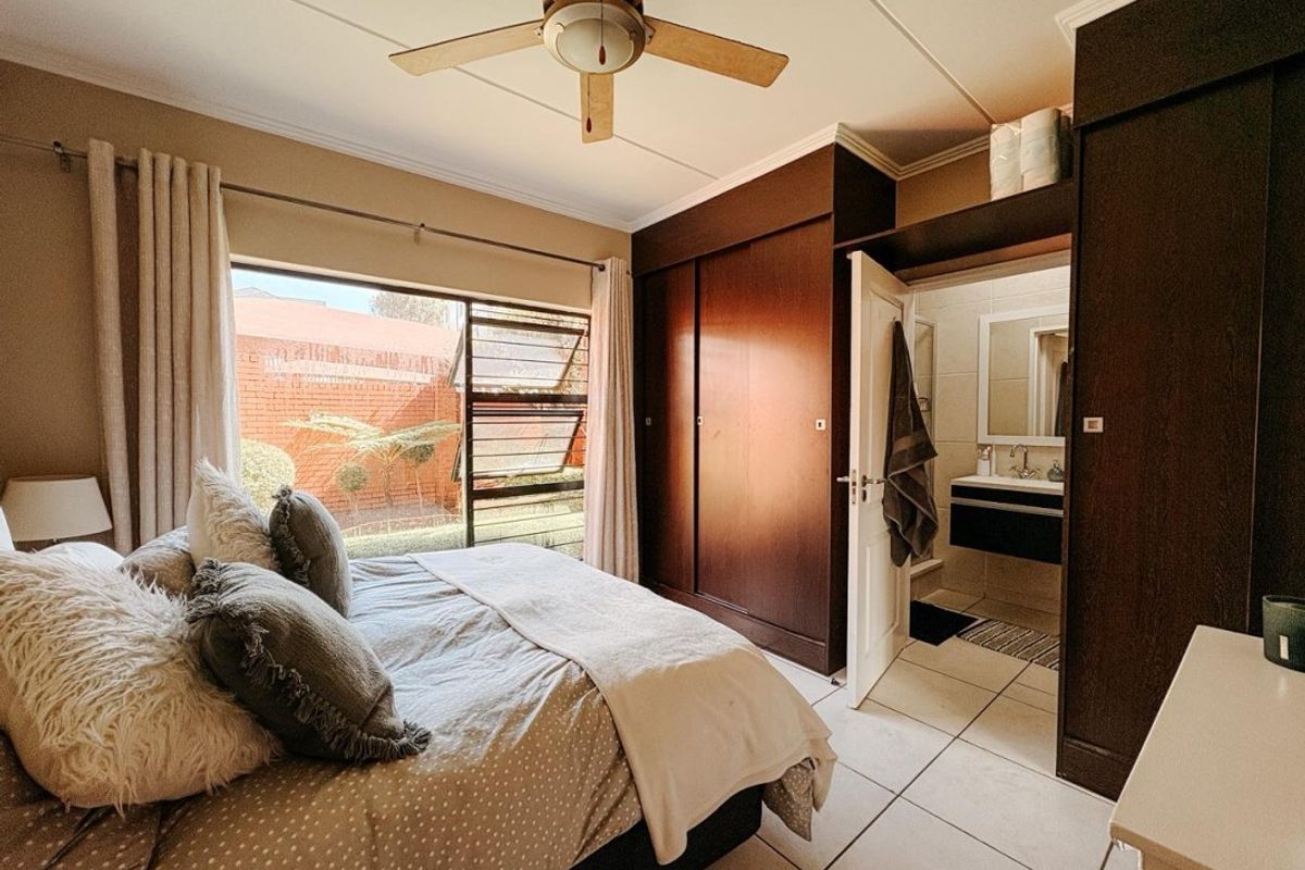 Modern,Secure, Garden Apartment For Sale in Strelitzia, Greenstone Hill Edenvale. - Photo 2