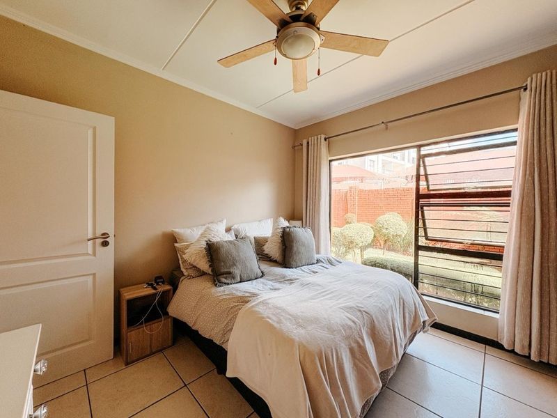 Modern,Secure, Garden Apartment For Sale in Strelitzia, Greenstone Hill Edenvale. - Photo 4