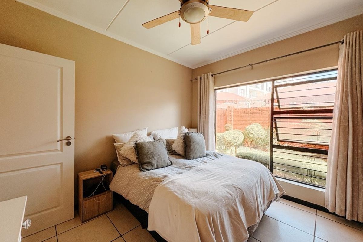 Modern,Secure, Garden Apartment For Sale in Strelitzia, Greenstone Hill Edenvale. - Photo 4