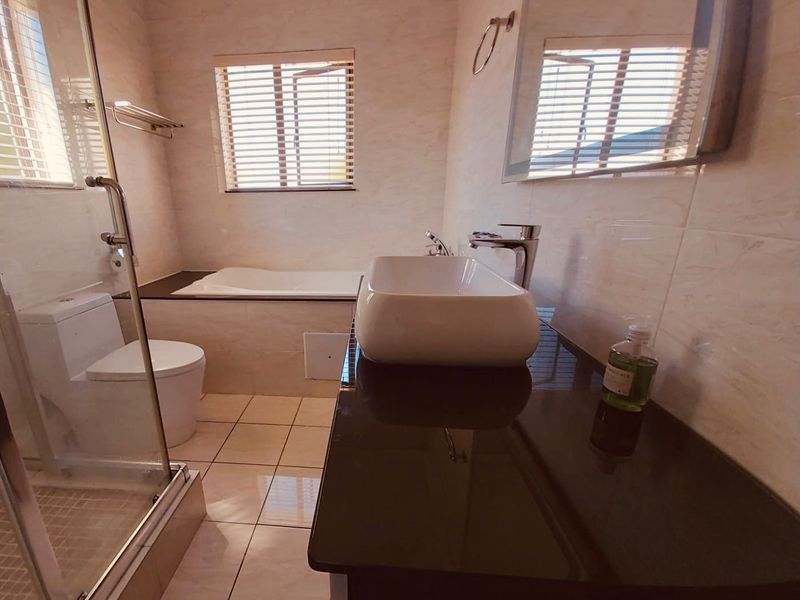 Modern 2-Bedroom, 2-Bathroom Apartment in a Secure Lifestyle Estate - Photo 8