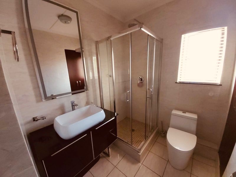 Modern 2-Bedroom, 2-Bathroom Apartment in a Secure Lifestyle Estate - Photo 7