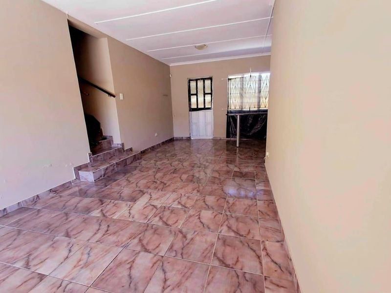 Townhouse For Rent in Greenwood Park, Durban, KwaZulu Natal - Photo 3