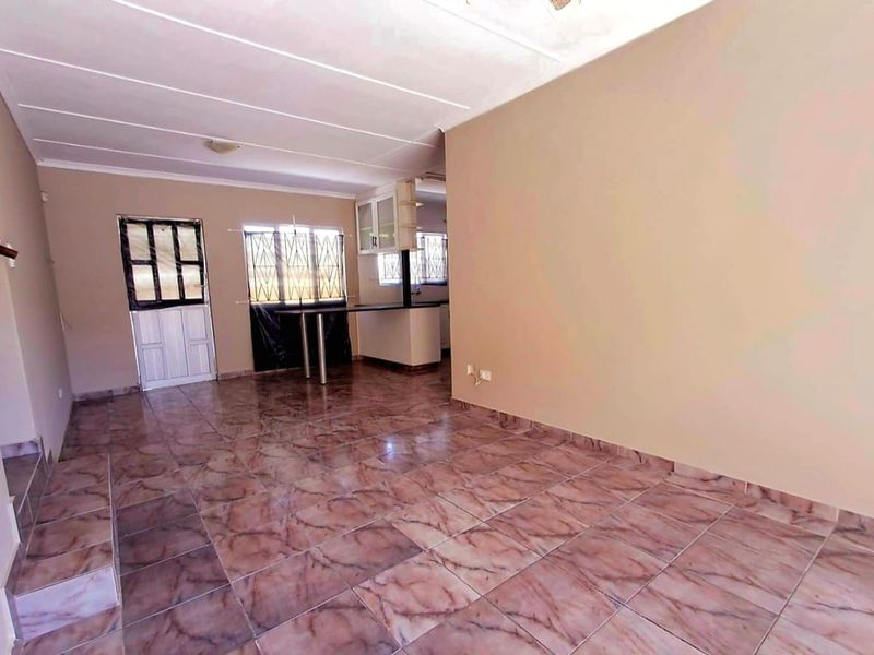 Townhouse For Rent in Greenwood Park, Durban, KwaZulu Natal - Photo 2