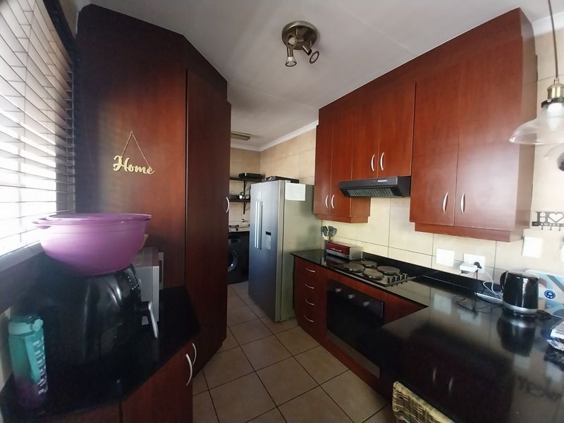 Townhouse For Sale in Glen Marais, Kempton Park - Photo 6