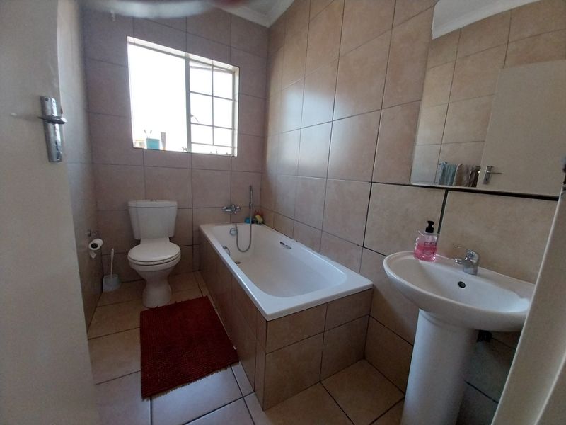 Townhouse For Sale in Glen Marais, Kempton Park - Photo 10