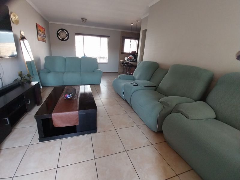 Townhouse For Sale in Glen Marais, Kempton Park - Photo 4