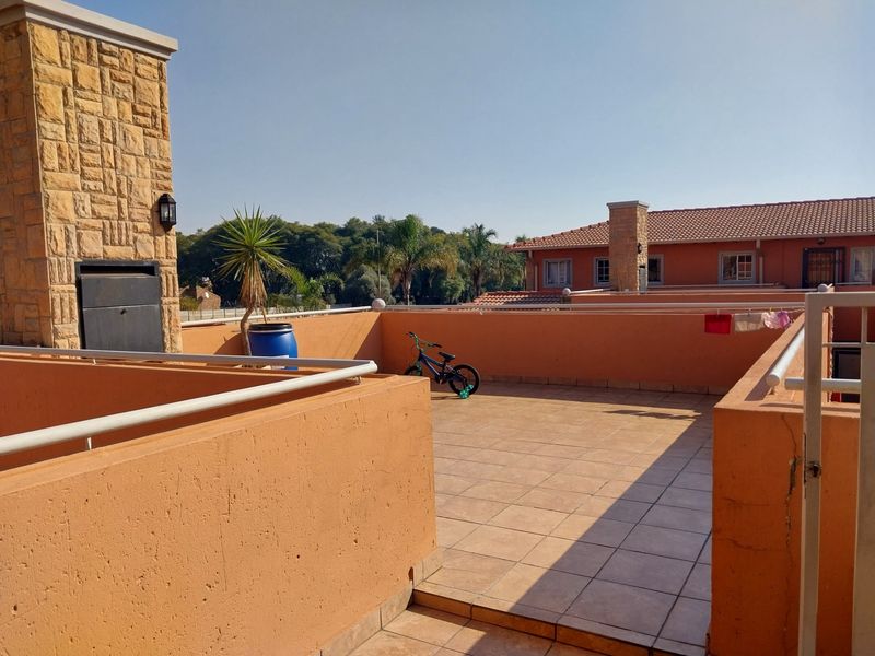Townhouse For Sale in Glen Marais, Kempton Park - Photo 3