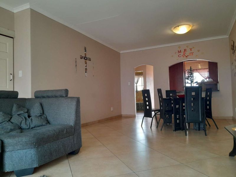 Townhouse For Sale in Brackendowns, Alberton - Photo 2