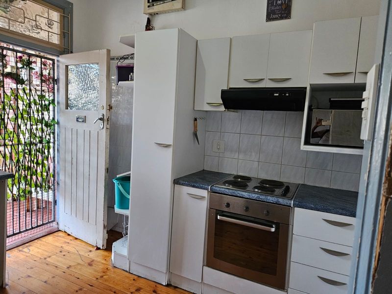 Three Bedroom Apartment To Rent in Glenwood, Durban, KwaZulu Natal - Photo 1