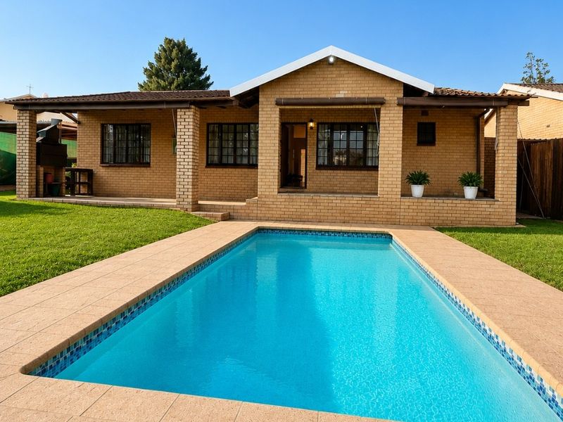 Exclusive Lifestyle Living in a Boutique Complex-Space ,Privacy ,Exceptional Value and Low Levies - Photo 1