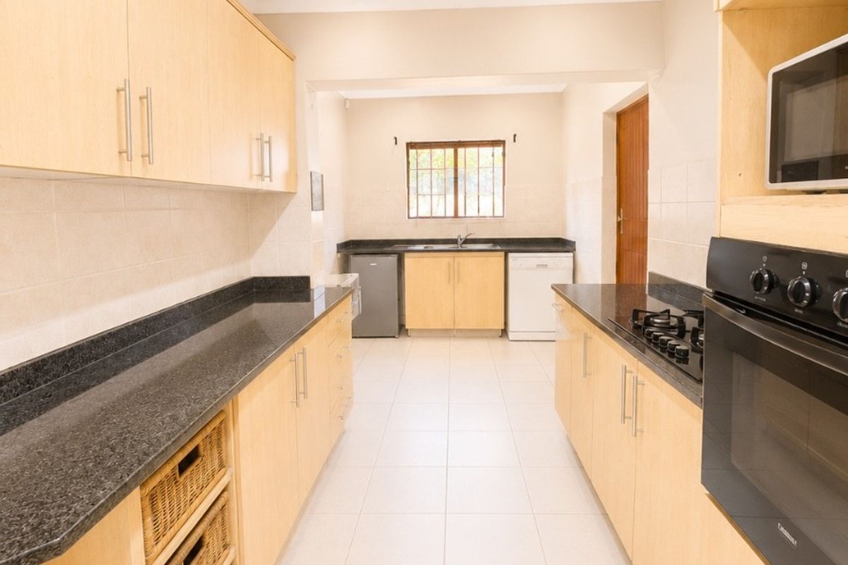 Exclusive Lifestyle Living in a Boutique Complex-Space ,Privacy ,Exceptional Value and Low Levies - Photo 4