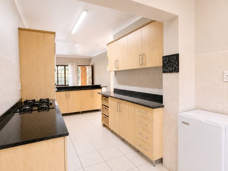 Exclusive Lifestyle Living in a Boutique Complex-Space ,Privacy ,Exceptional Value and Low Levies - Photo 6