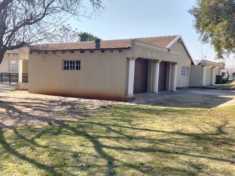 Small Holding 3 bed House 1 Bed Cottage on 8.5ha Land For Sale in Knoppieslaagte, Centurion - Photo 1