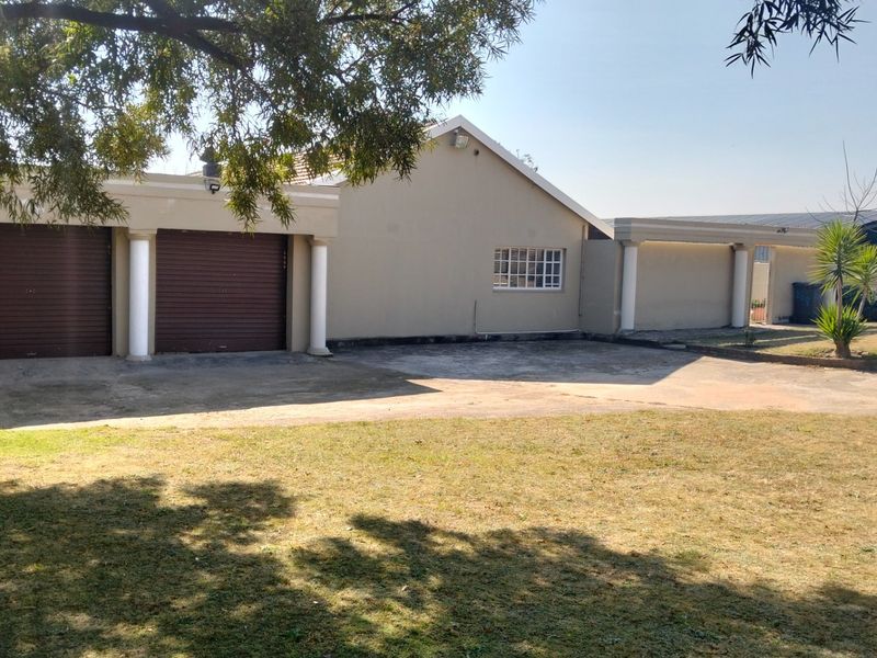 Small Holding 3 bed House 1 Bed Cottage on 8.5ha Land For Sale in Knoppieslaagte, Centurion - Photo 3