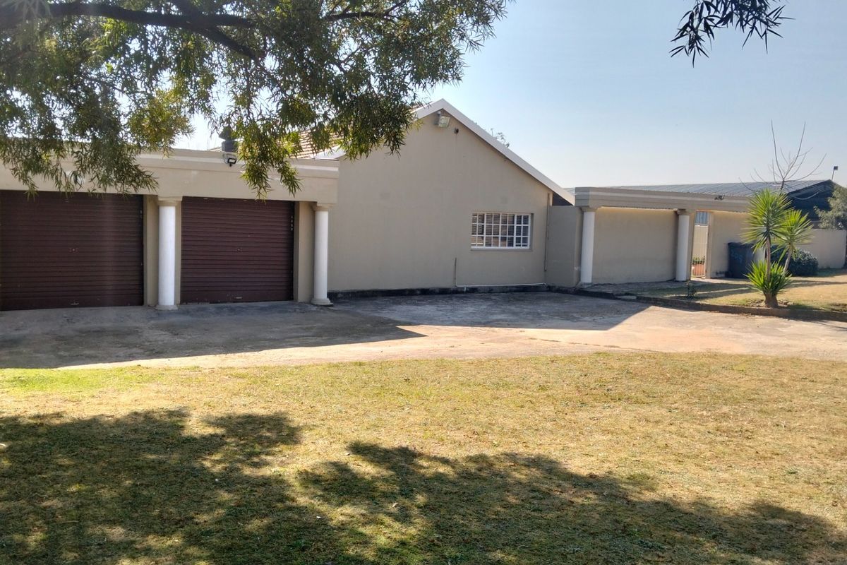Small Holding 3 bed House 1 Bed Cottage on 8.5ha Land For Sale in Knoppieslaagte, Centurion - Photo 3