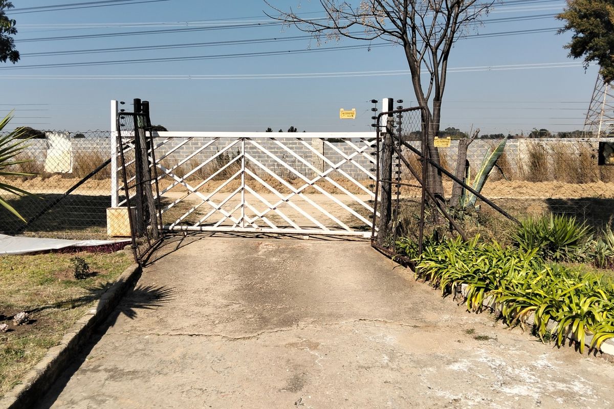 Small Holding 3 bed House 1 Bed Cottage on 8.5ha Land For Sale in Knoppieslaagte, Centurion - Photo 4