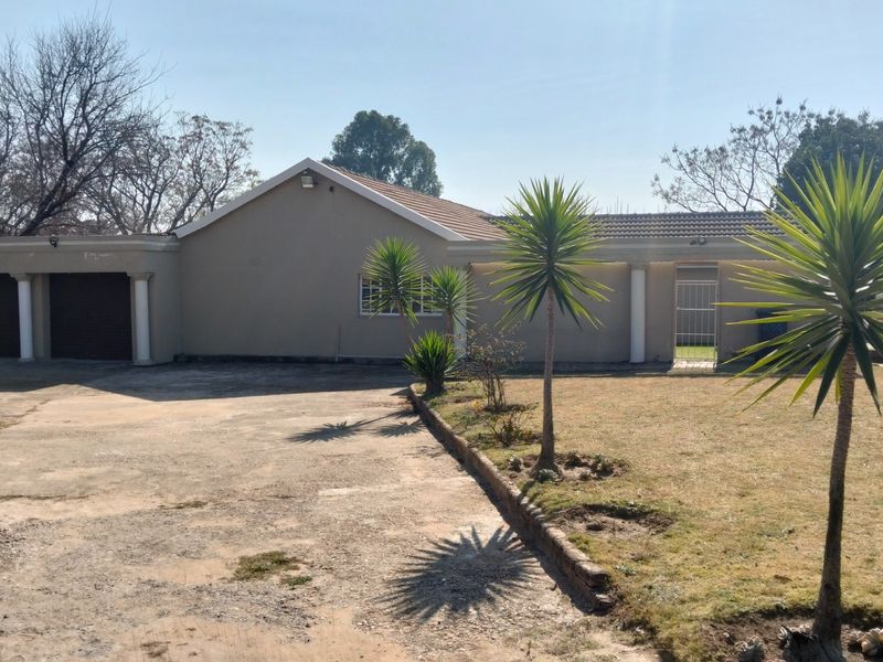 Small Holding 3 bed House 1 Bed Cottage on 8.5ha Land For Sale in Knoppieslaagte, Centurion - Photo 9