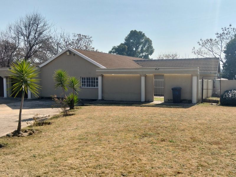 Small Holding 3 bed House 1 Bed Cottage on 8.5ha Land For Sale in Knoppieslaagte, Centurion - Photo 2