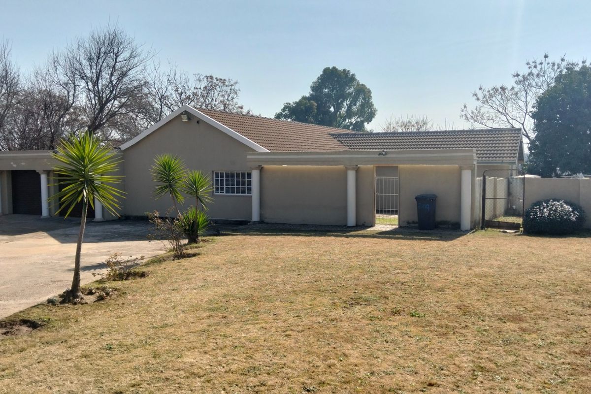 Small Holding 3 bed House 1 Bed Cottage on 8.5ha Land For Sale in Knoppieslaagte, Centurion - Photo 2