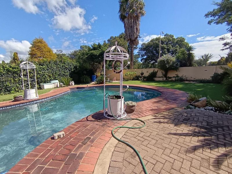Time to make this house home in Brackendowns - Photo 1