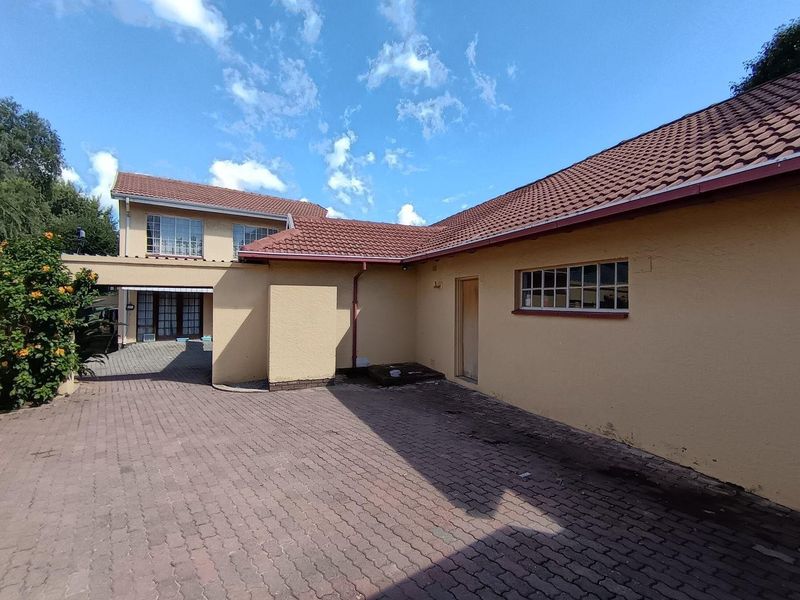 Time to make this house home in Brackendowns - Photo 2