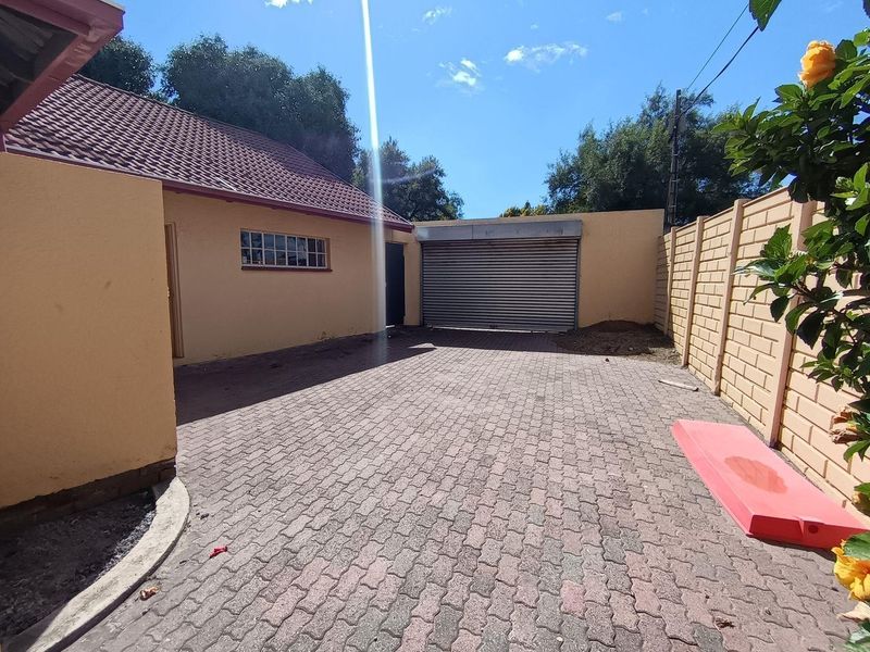 Time to make this house home in Brackendowns - Photo 3