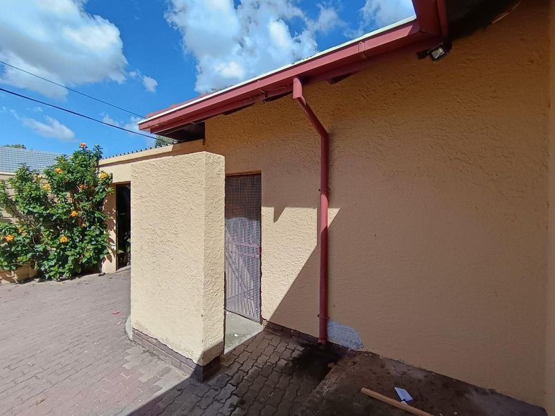 Time to make this house home in Brackendowns - Photo 4