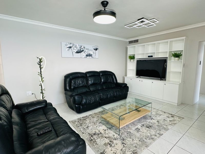 Luxury Furnished 3-Bedroom Apartment To Rent in Umhlanga Rocks! - Photo 4