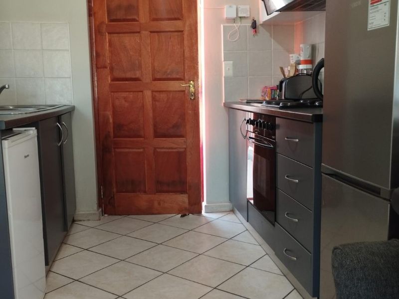 Neat and Secure Corner Bachelor Apartment - Ideal Investment or First Home - Photo 8