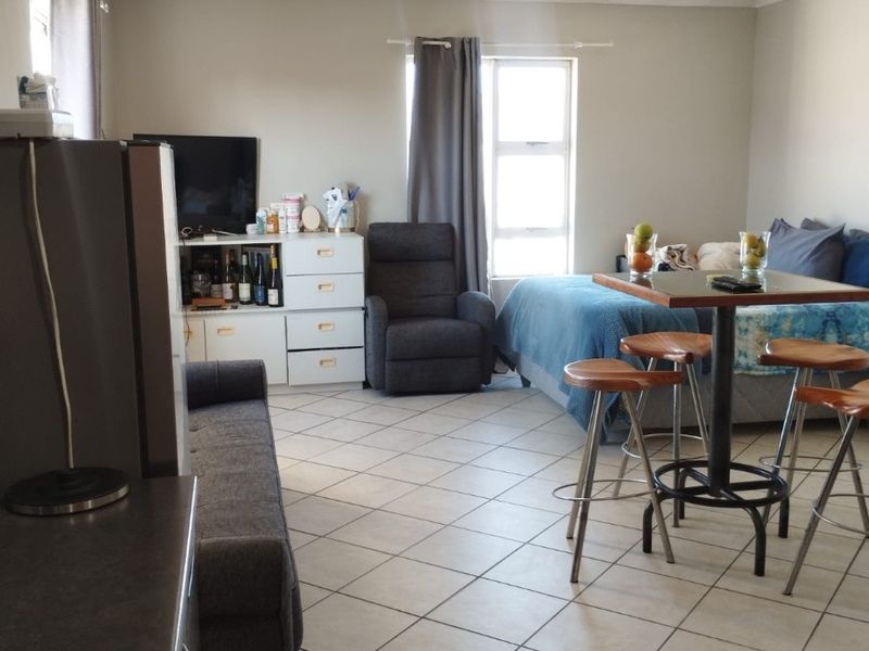 Neat and Secure Corner Bachelor Apartment - Ideal Investment or First Home - Photo 2