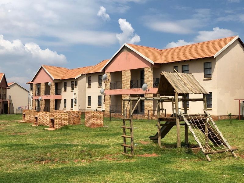Apartment For Sale in Groblerpark, Roodepoort - Photo 1