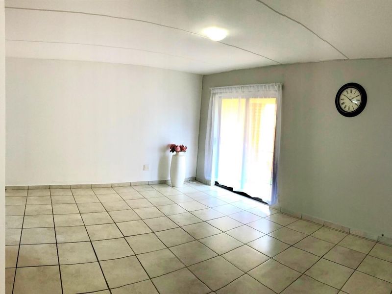 Apartment For Sale in Groblerpark, Roodepoort - Photo 6