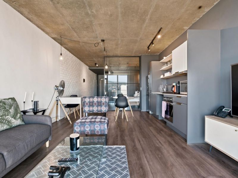 Mountain view Apartment For Sale in Woodstock, Cape Town - Photo 4