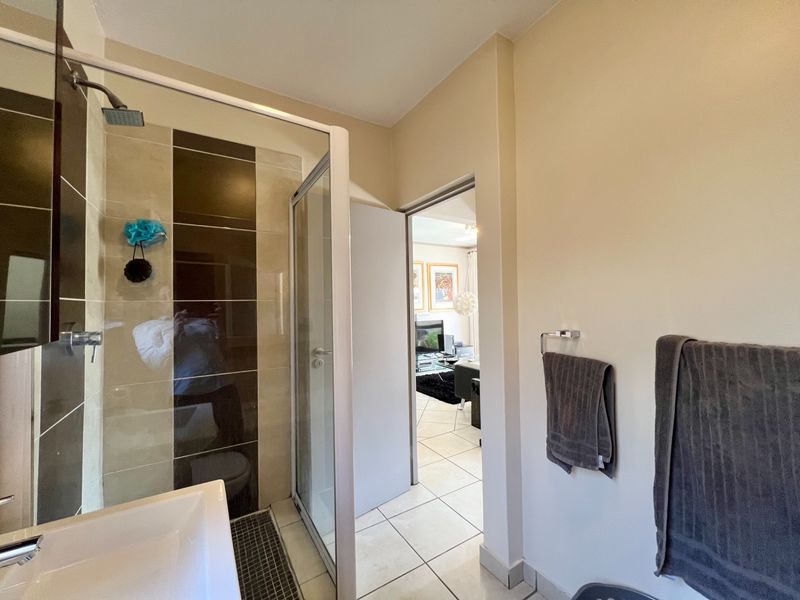 Fully Furnished One-Bedroom Garden Apartment - Photo 9