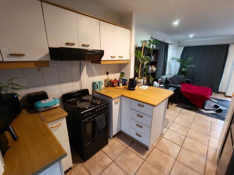 Two Bedroom House with Spacious Yard and Garage - Photo 5