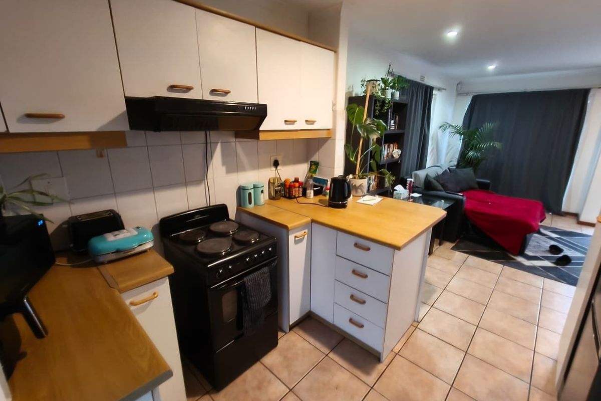 Two Bedroom House with Spacious Yard and Garage - Photo 5