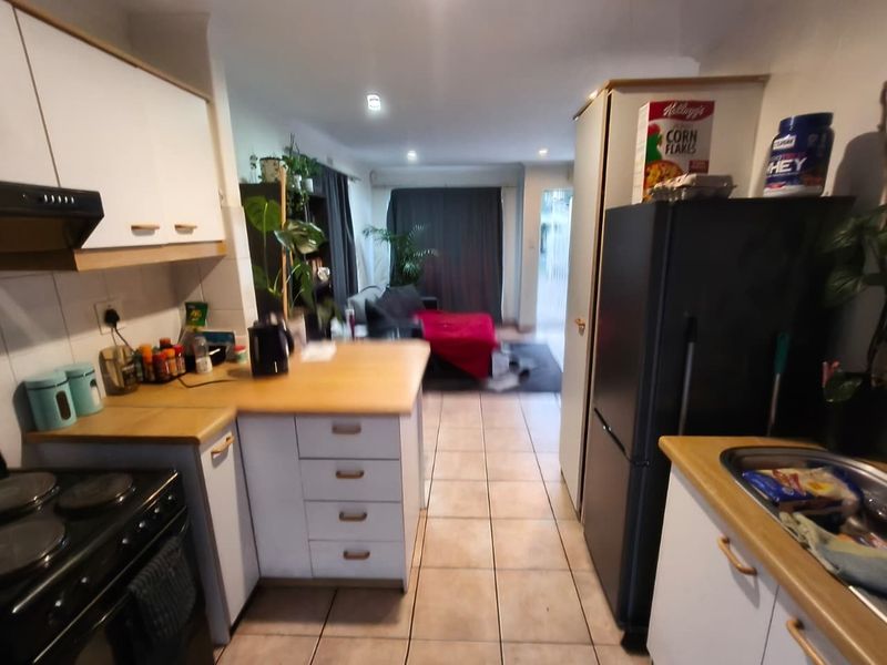 Two Bedroom House with Spacious Yard and Garage - Photo 4