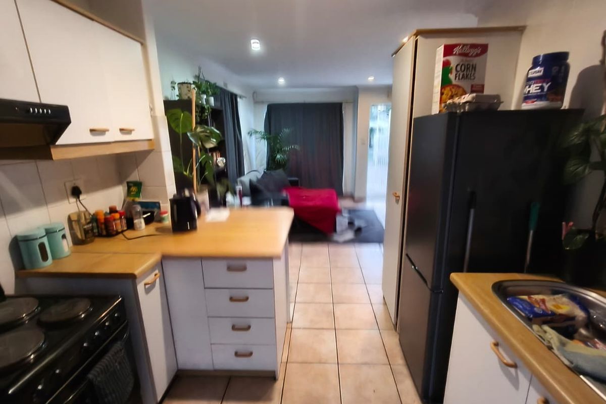 Two Bedroom House with Spacious Yard and Garage - Photo 4