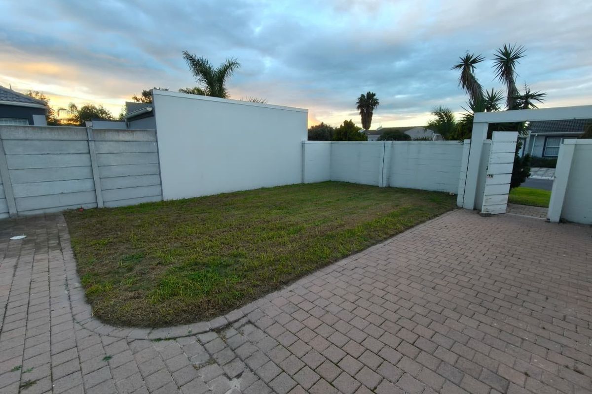 Two Bedroom House with Spacious Yard and Garage - Photo 2